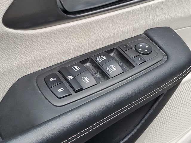Used 2023 Chrysler Pacifica Touring-L FWD image 23