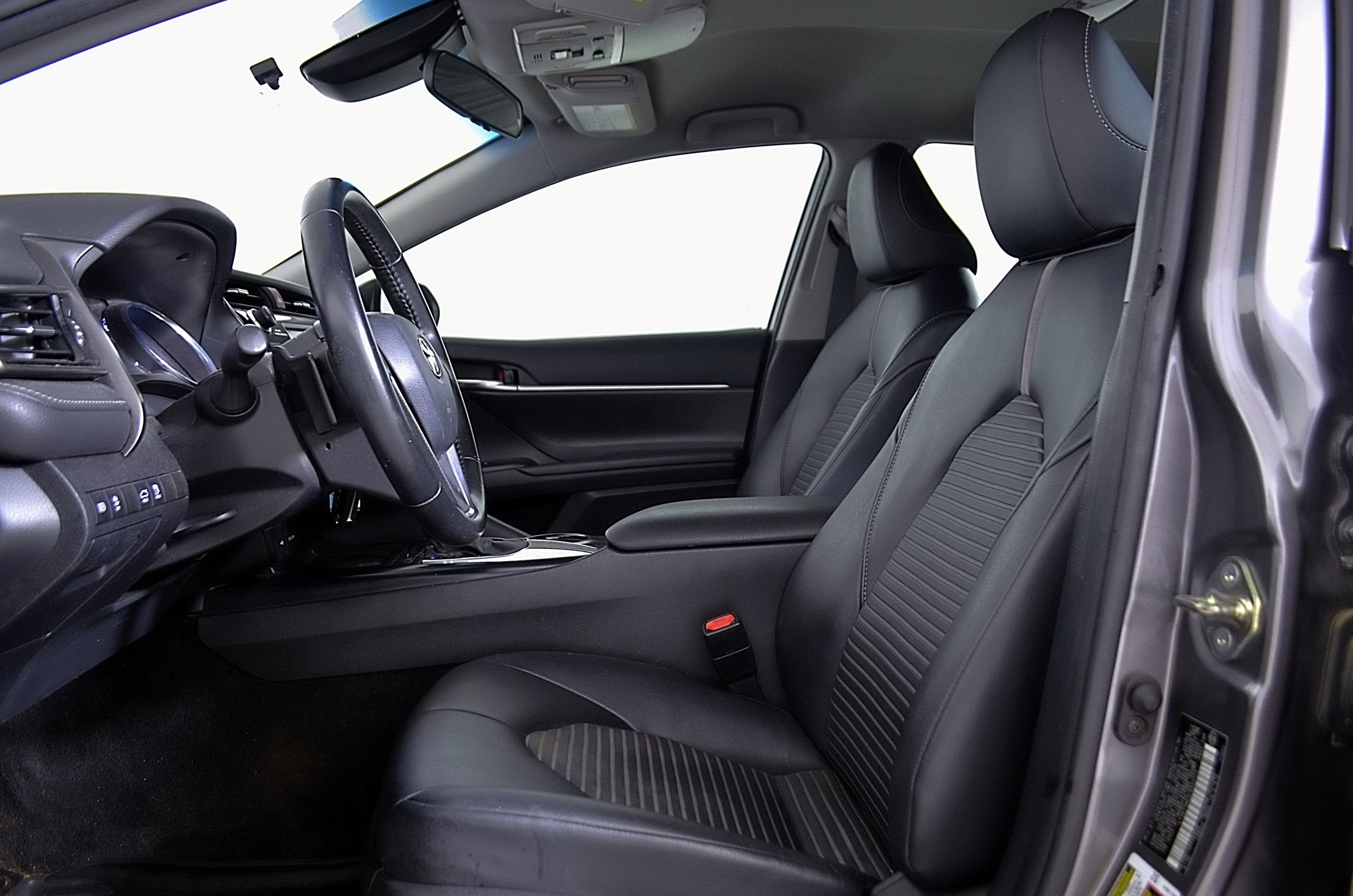 Used 2020 Toyota Camry SE FWD image 14