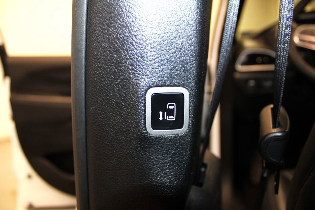 Used 2025 Chrysler Pacifica Select image 27