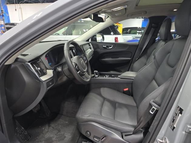 Used 2025 Volvo XC60 B5 Plus AWD/4WD image 5