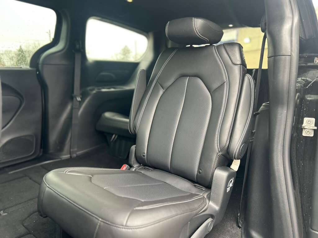 Used 2026 Chrysler Pacifica Select image 16
