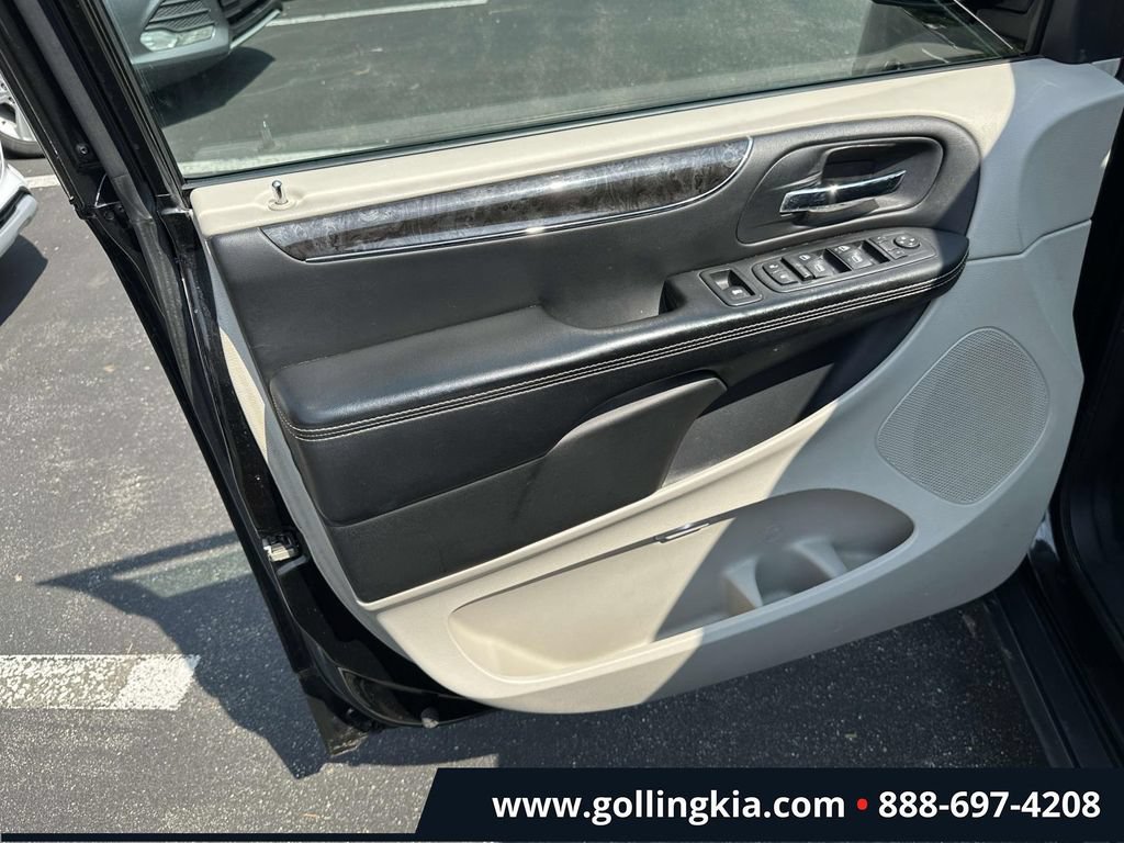 Used 2012 Chrysler Town & Country Touring FWD image 13