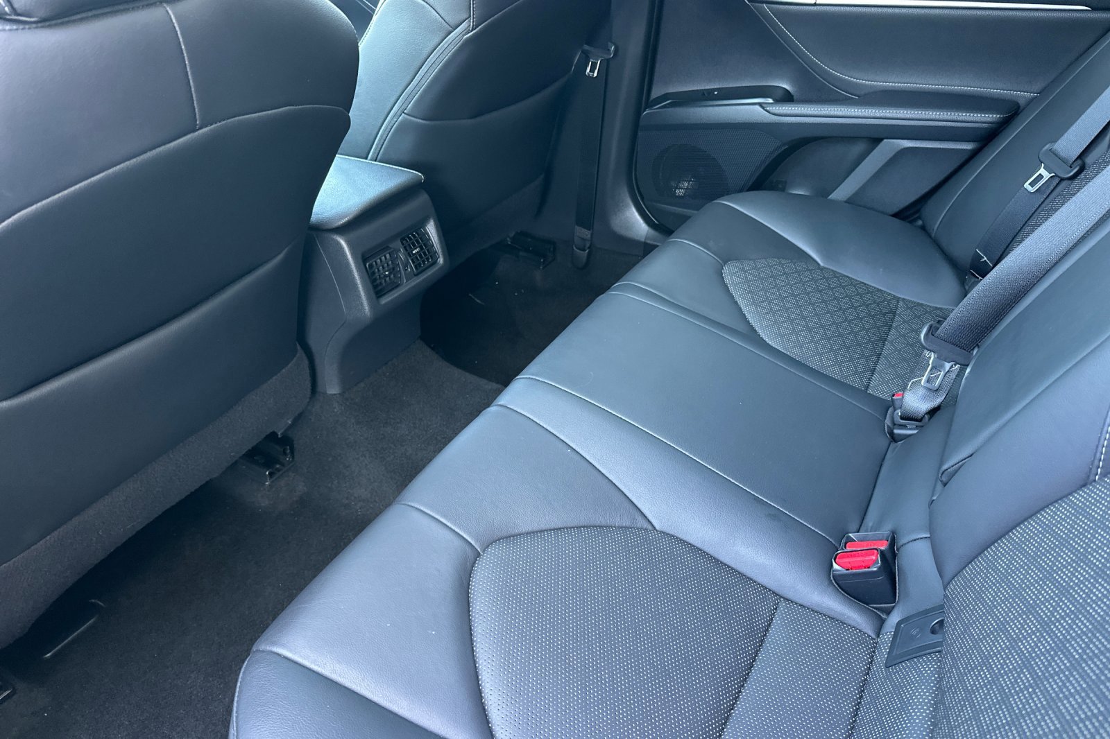 Used 2018 Toyota Camry XSE FWD image 12
