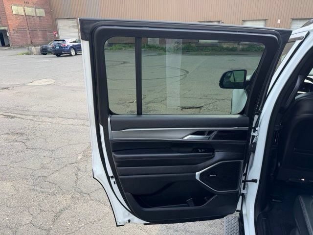 Used 2023 Jeep Wagoneer Series II AWD/4WD image 17