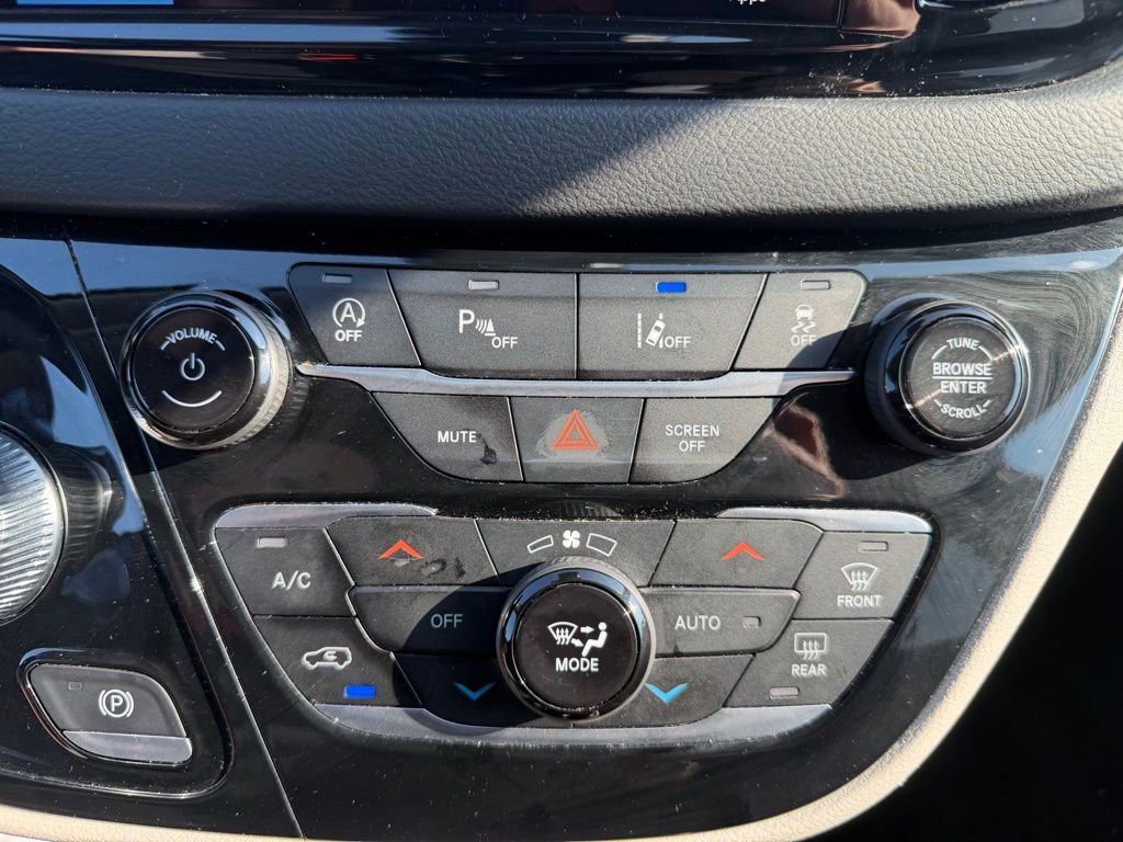 Used 2023 Chrysler Pacifica Touring-L image 35