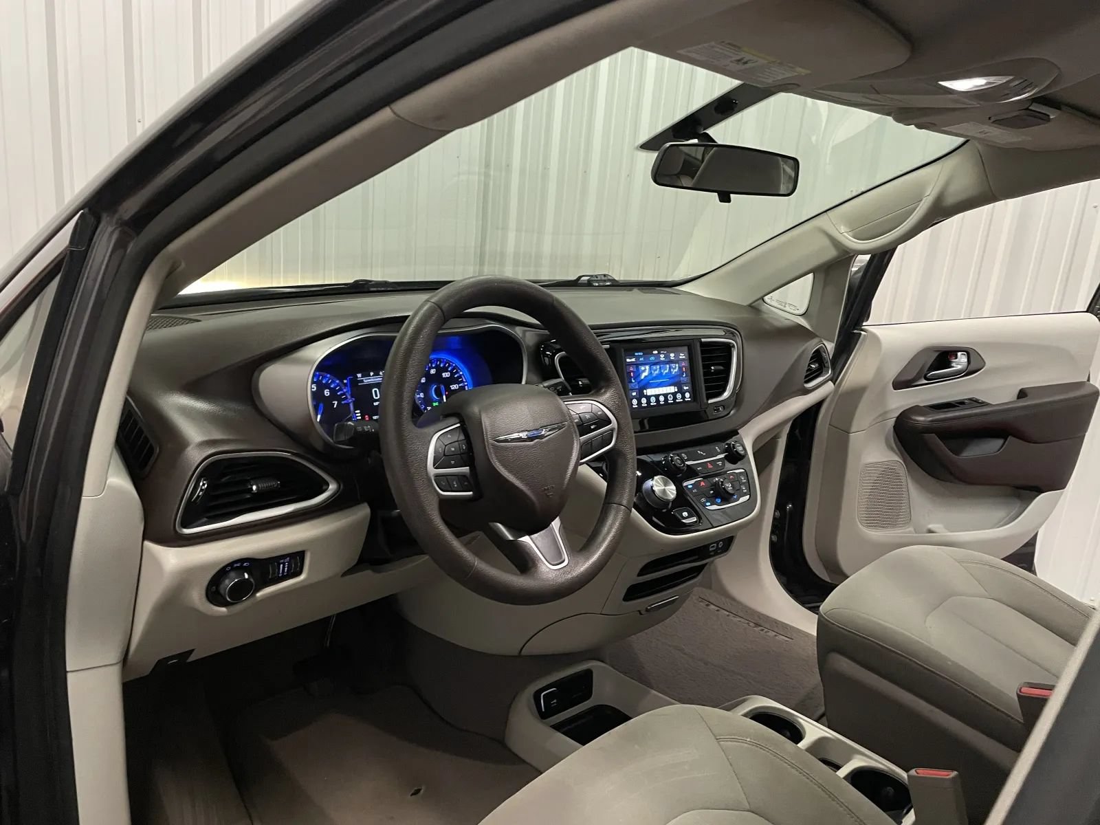 Used 2018 Chrysler Pacifica LX FWD image 33