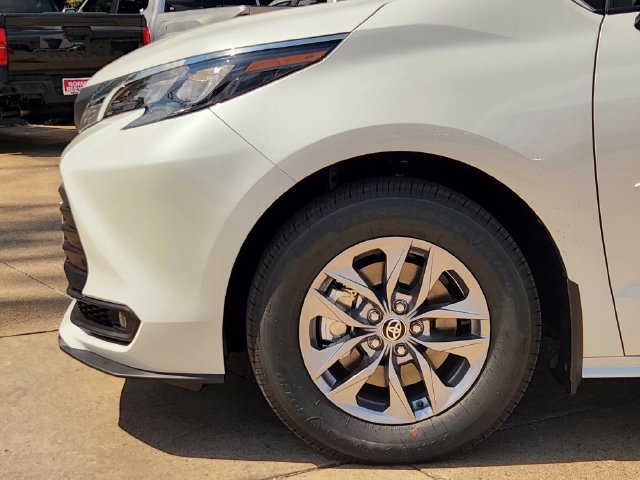 New 2026 Toyota Sienna XLE FWD image 5