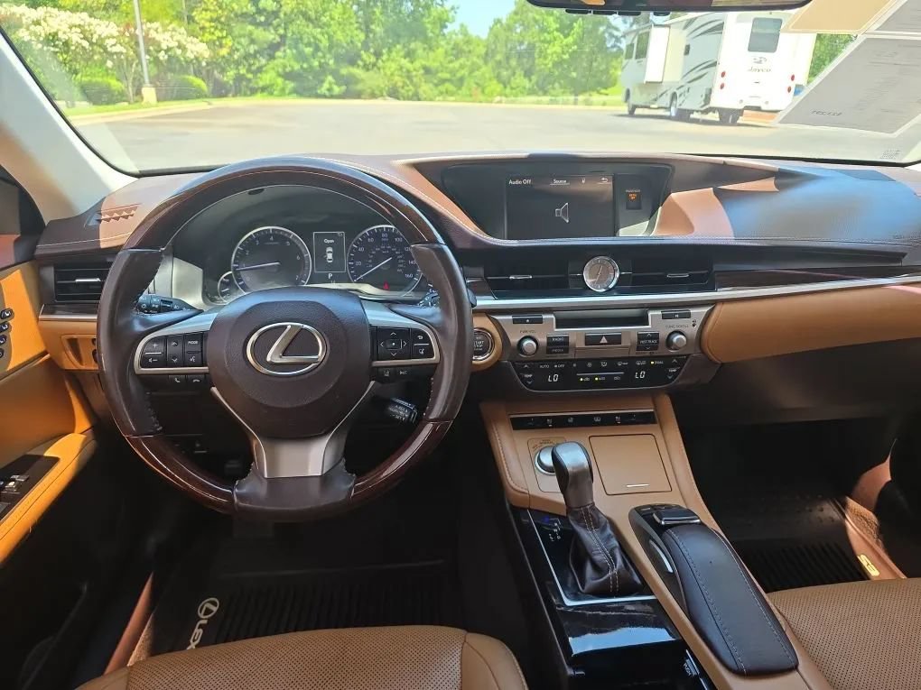 Used 2018 Lexus ES 350 w/ Luxury Package w/Wood Trim FWD image 13