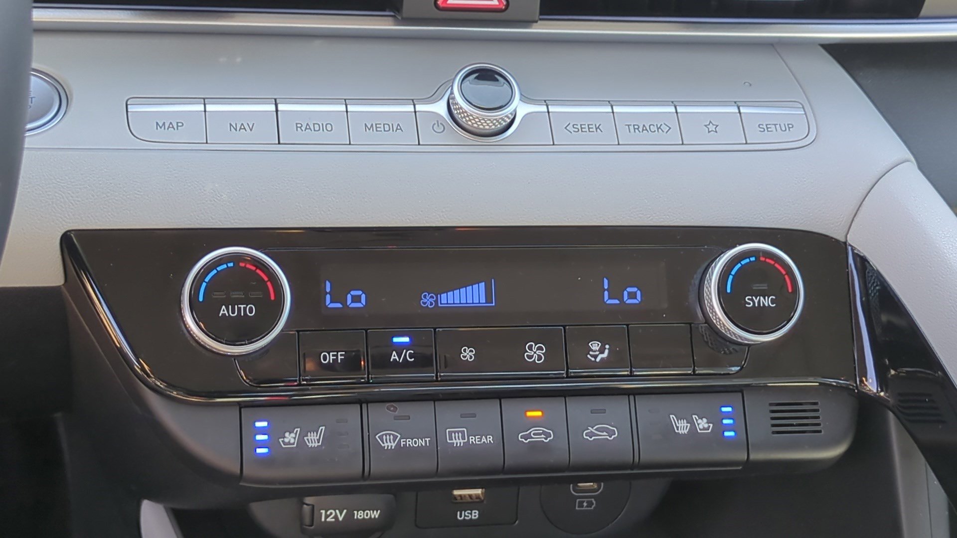 Used 2025 Hyundai Elantra Limited image 25