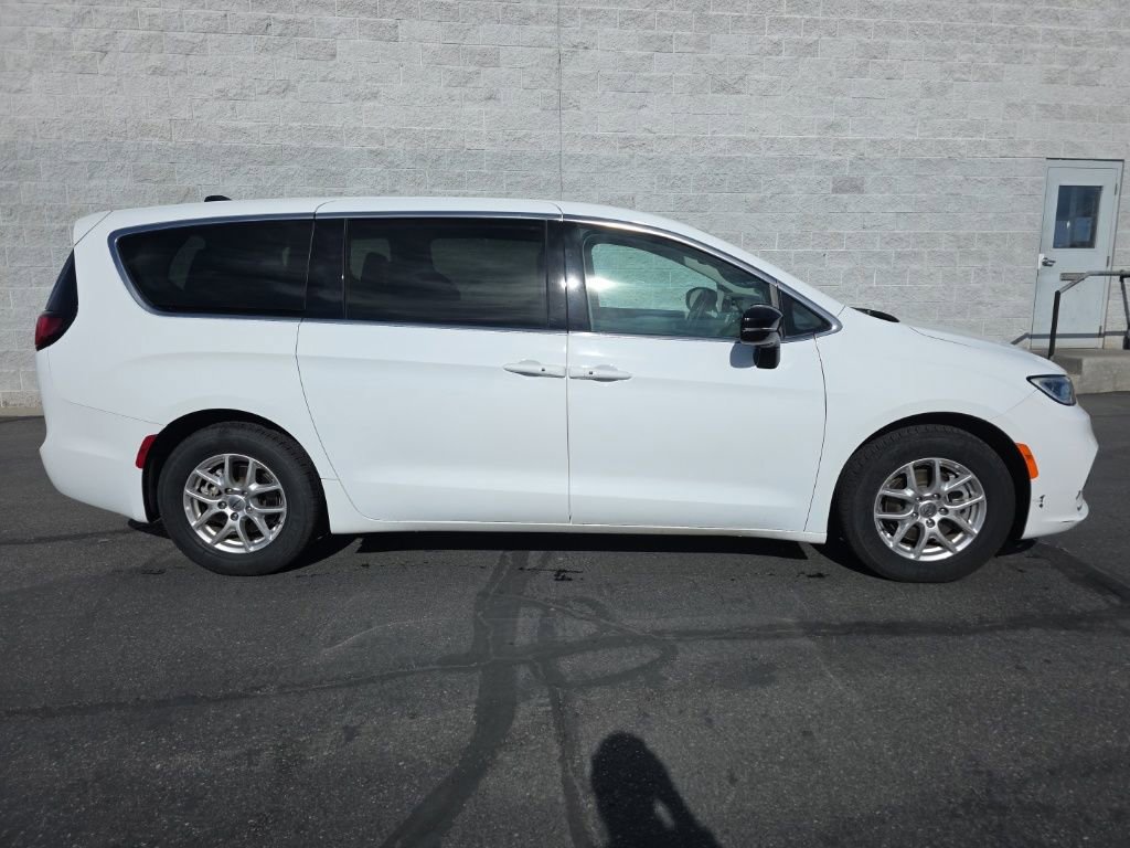Used 2024 Chrysler Pacifica Touring-L image 2