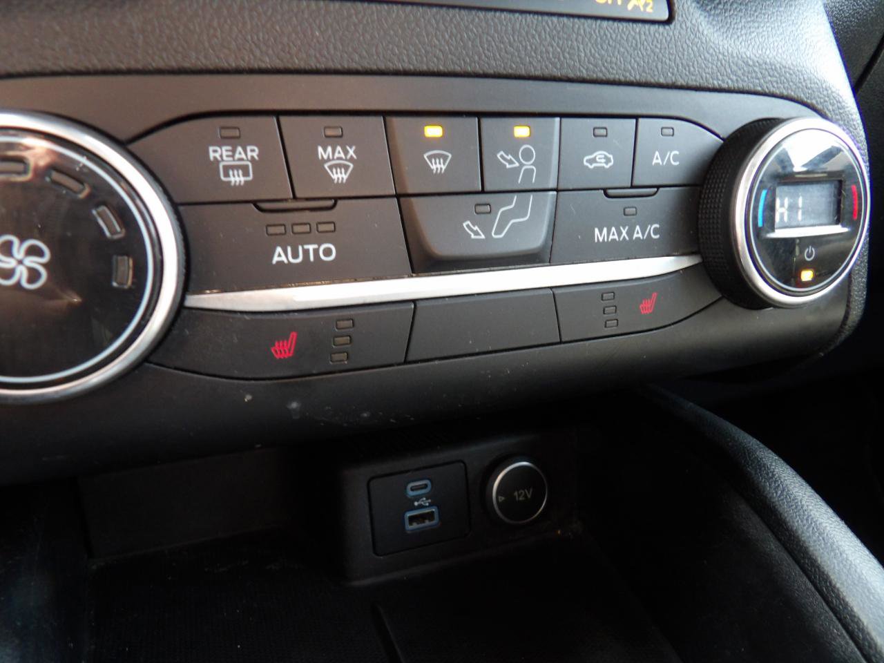 Used 2020 Ford Escape SE image 18