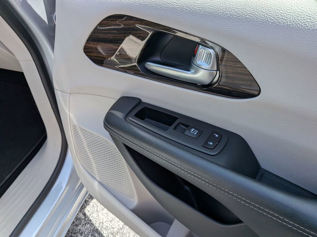 Used 2024 Chrysler Pacifica Limited image 29