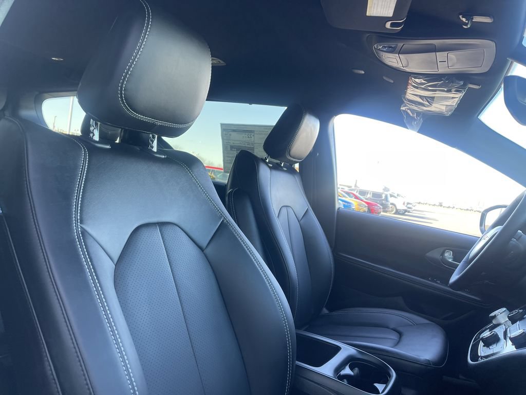New 2026 Chrysler Pacifica Select FWD image 31