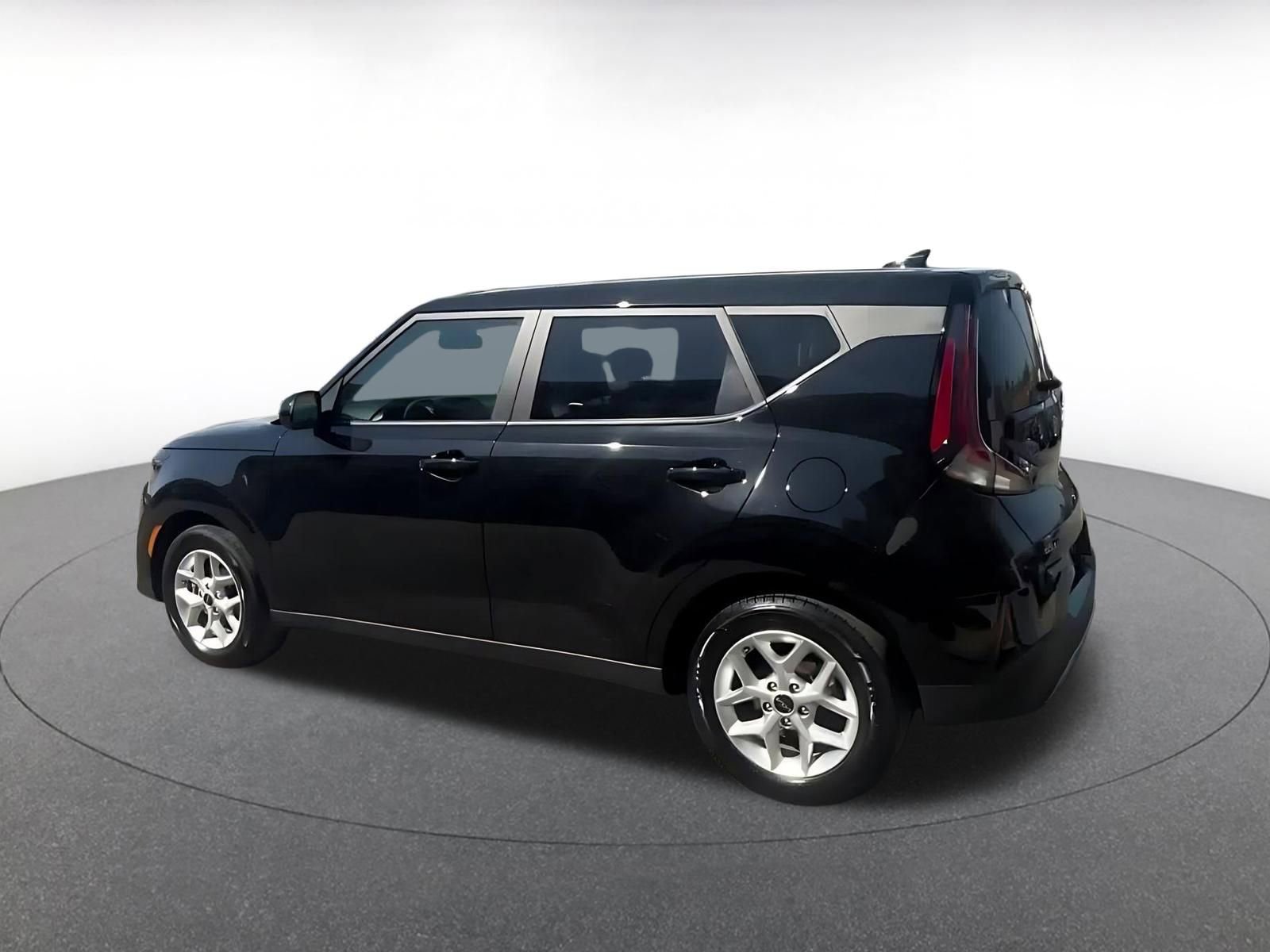 Used 2025 Kia Soul LX w/ LX Technology Package FWD image 10