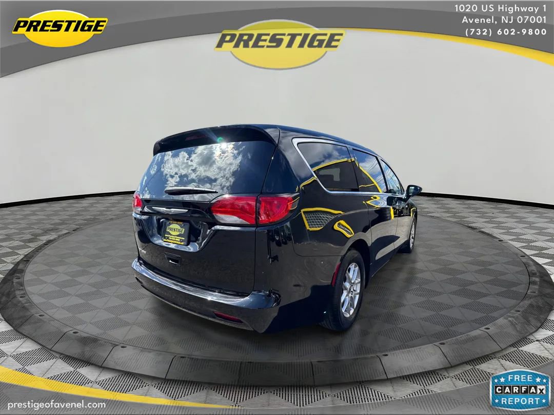 Used 2024 Chrysler Voyager LX FWD image 5