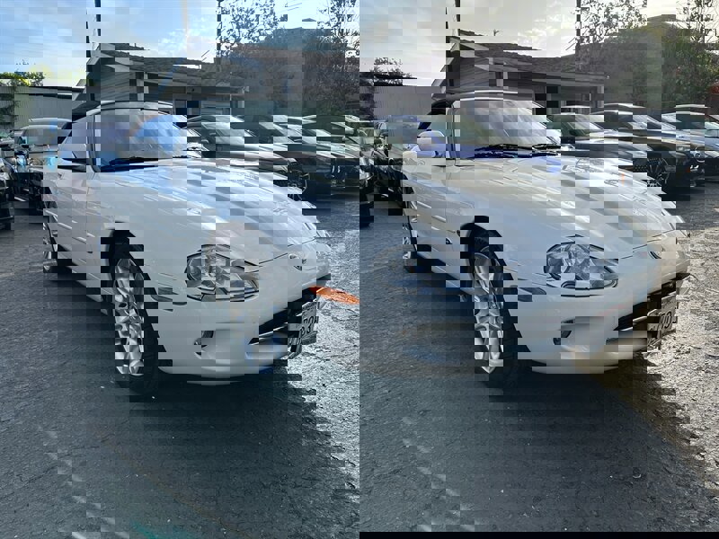 Used 2000 Jaguar XK8 Convertible image 3