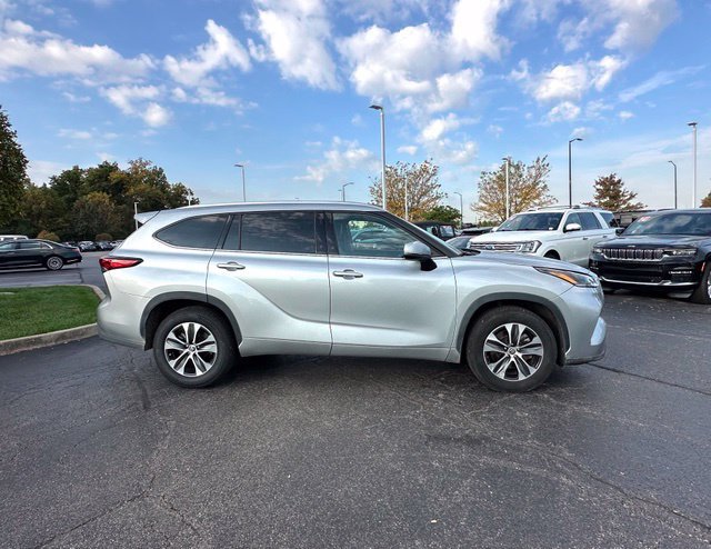 Used 2021 Toyota Highlander XLE FWD image 15