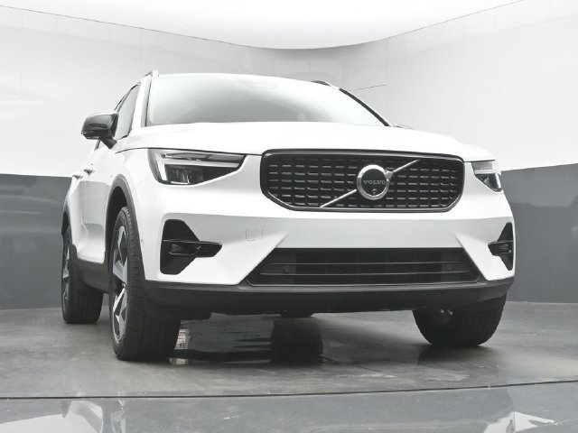 Used 2024 Volvo XC40 B5 Plus AWD/4WD image 34