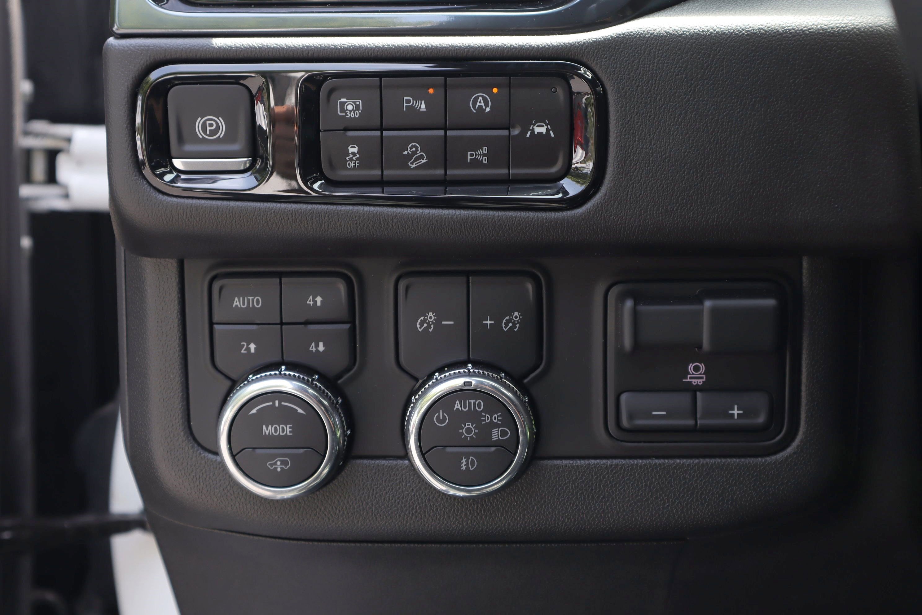 Used 2025 GMC Yukon AT4 w/ AT4 Premium Plus Package AWD/4WD image 19