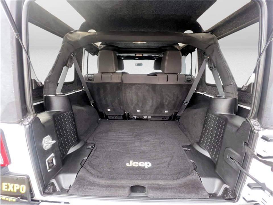 Used 2015 Jeep Wrangler Unlimited Sahara w/ Connectivity Group image 15