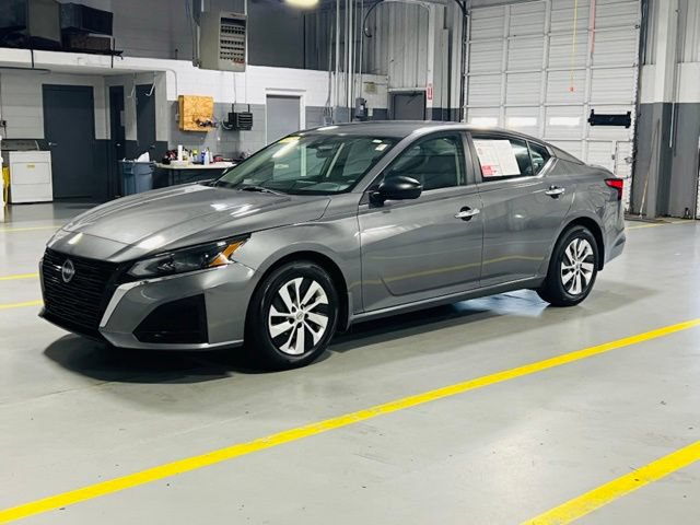 Used 2025 Nissan Altima 2.5 S FWD image 13