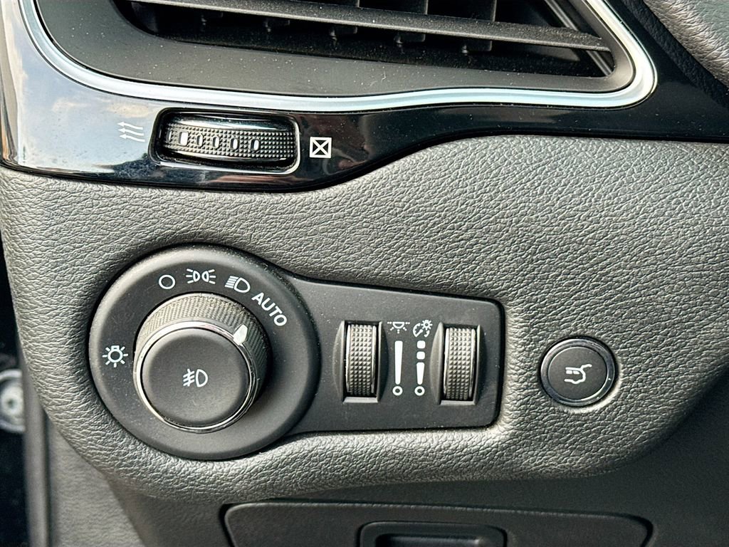 Used 2023 Jeep Cherokee Altitude Lux AWD/4WD image 10