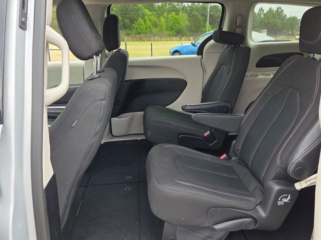 Used 2023 Chrysler Voyager LX image 7