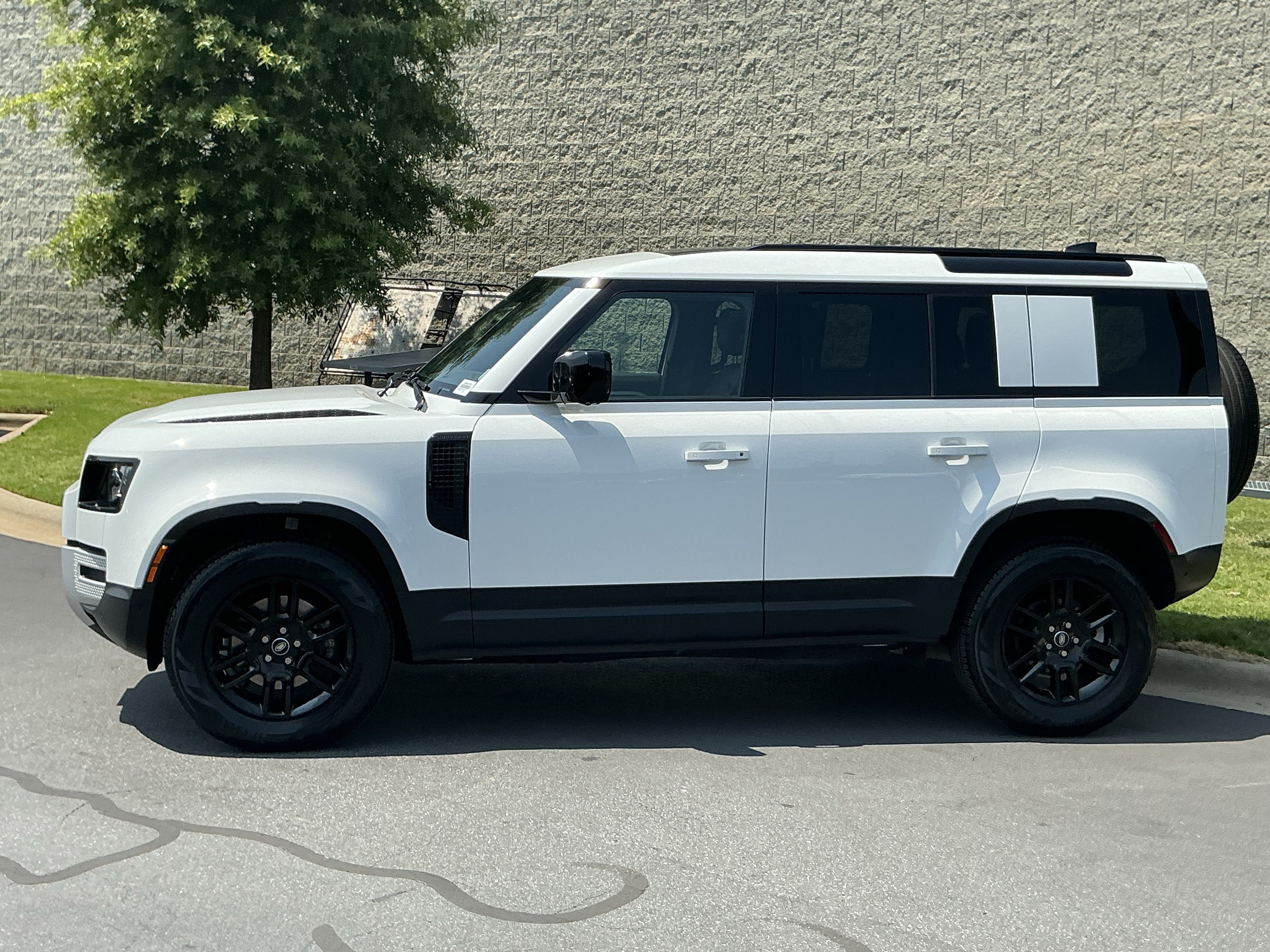 Certified 2025 Land Rover Defender 110 S AWD/4WD image 4