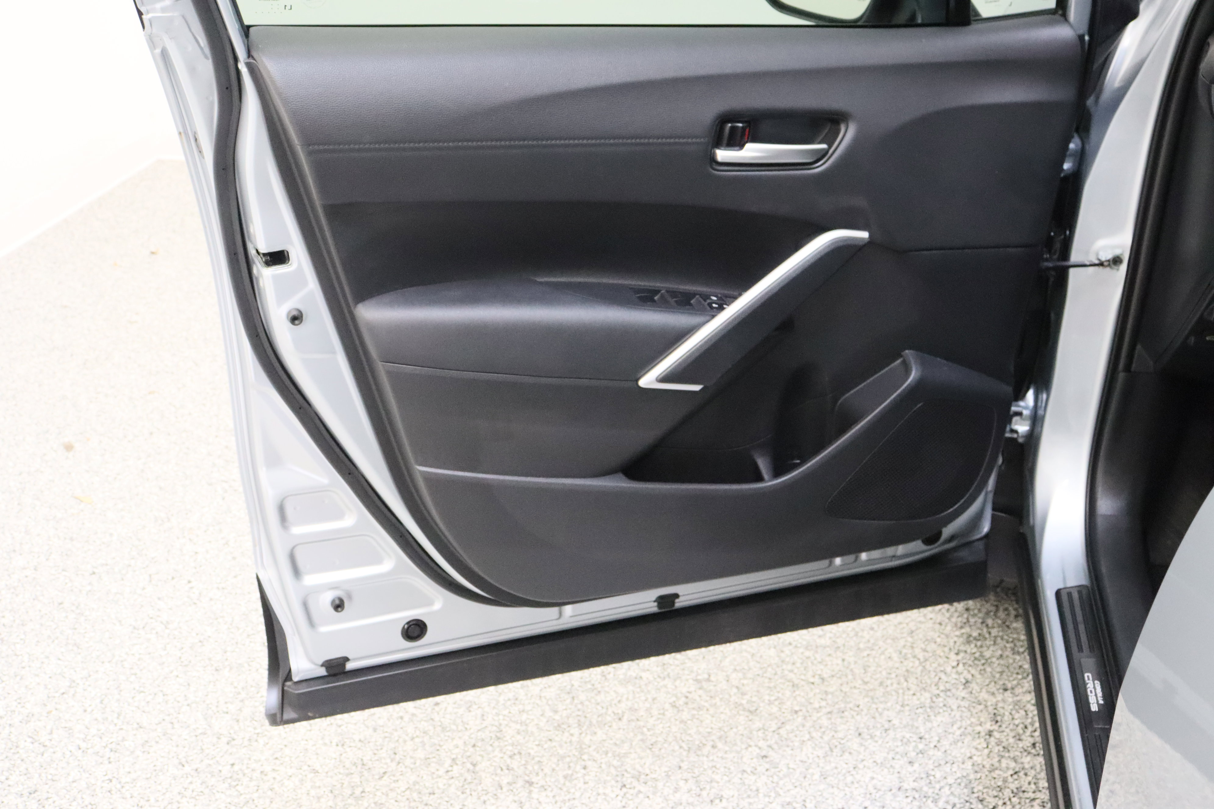 Used 2023 Toyota Corolla Cross XLE w/ Convenience Package FWD image 12