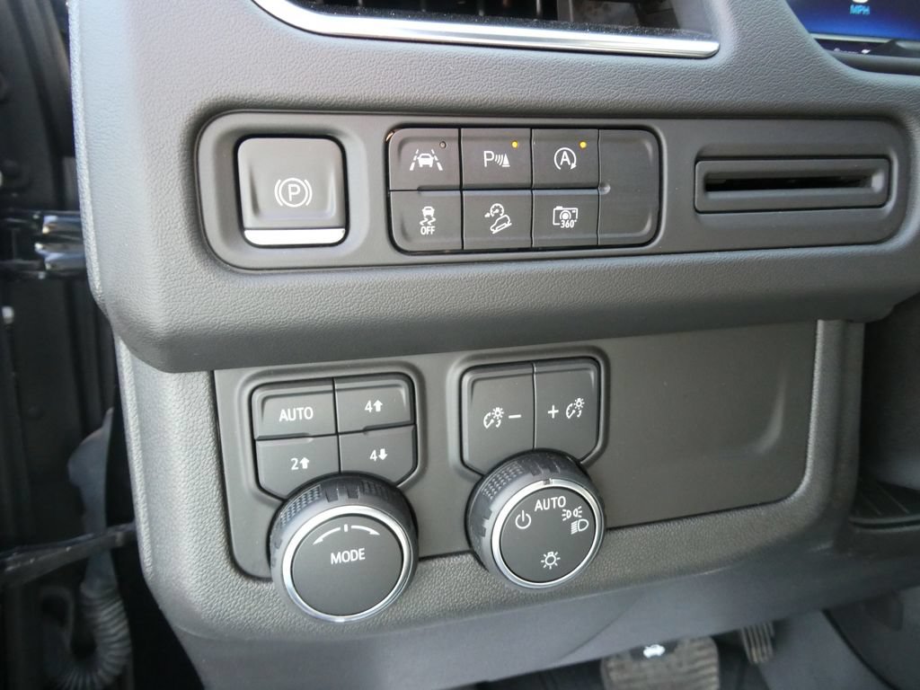 Certified 2023 Chevrolet Suburban Z71 w/ Luxury Package AWD/4WD image 28