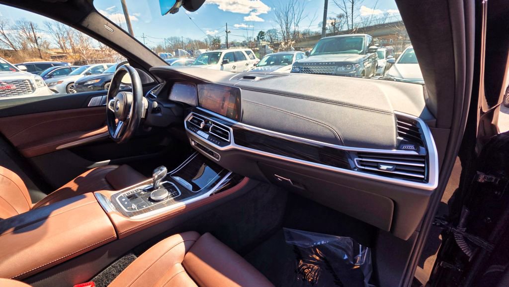 Used 2021 BMW X7 M50i w/ Dynamic Handling Package image 45