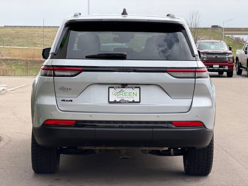 Used 2023 Jeep Grand Cherokee Altitude image 8