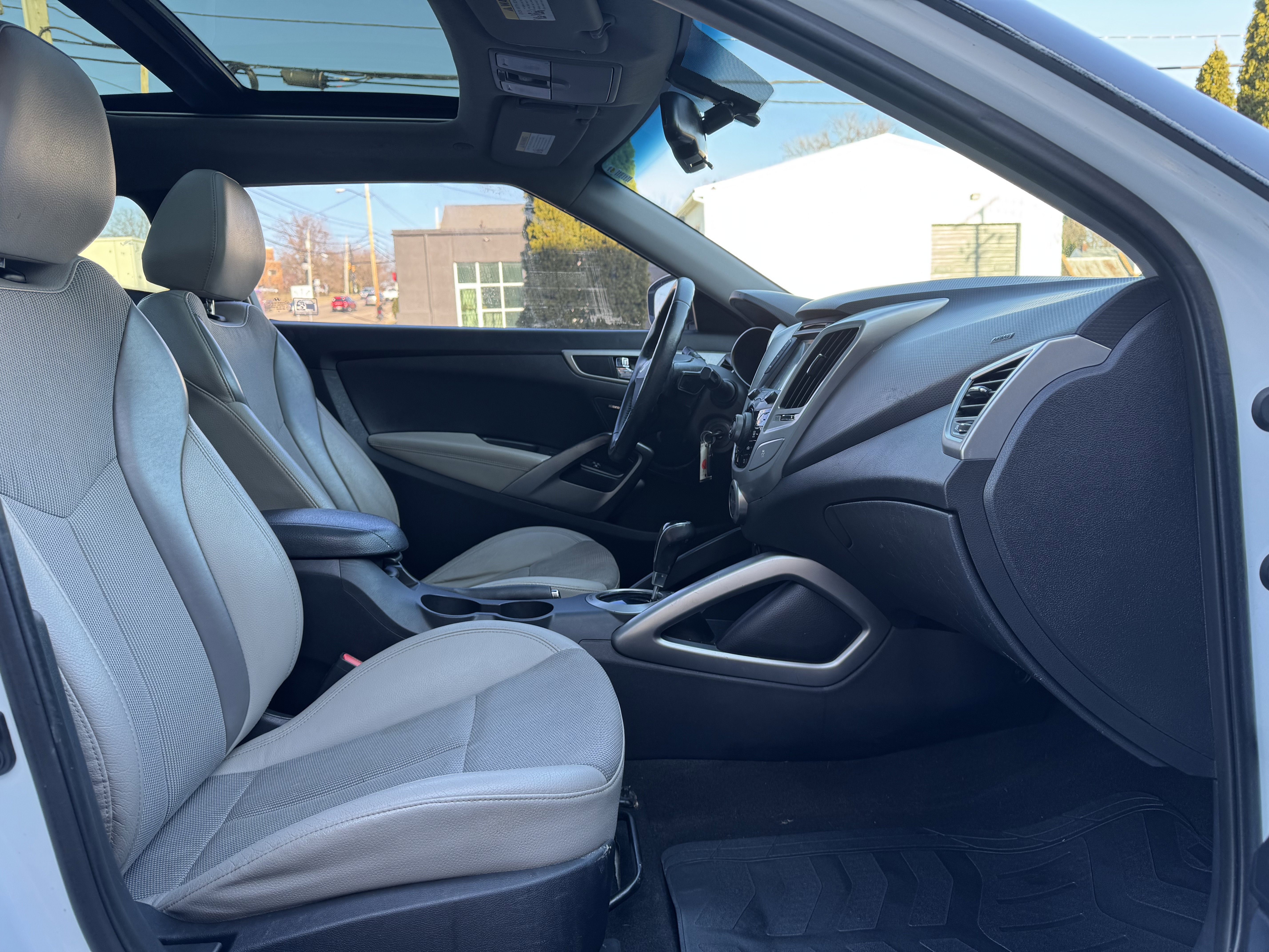 Used 2013 Hyundai Veloster w/ Style Pkg image 7