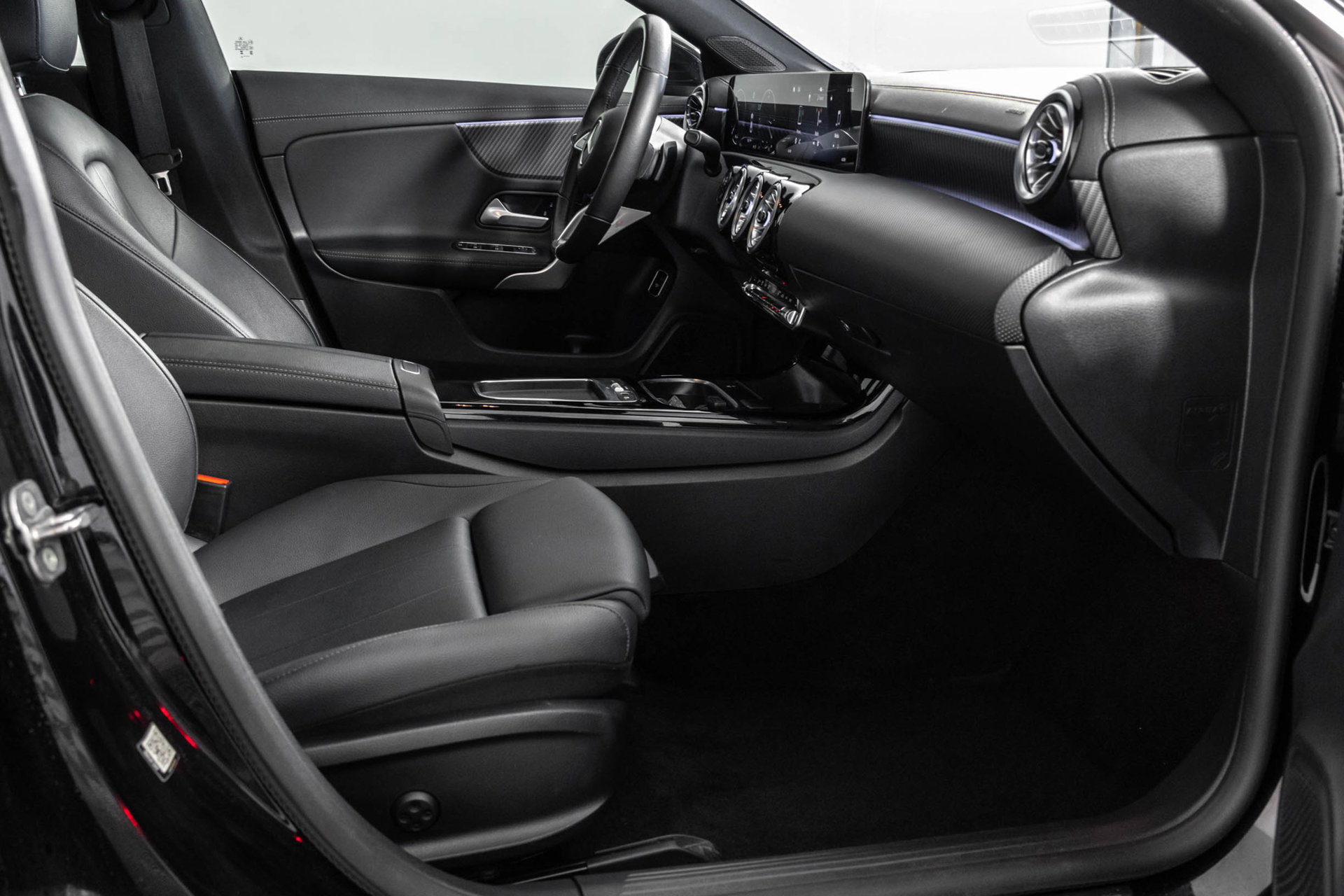 Used 2025 Mercedes-Benz CLA 250 4MATIC image 40