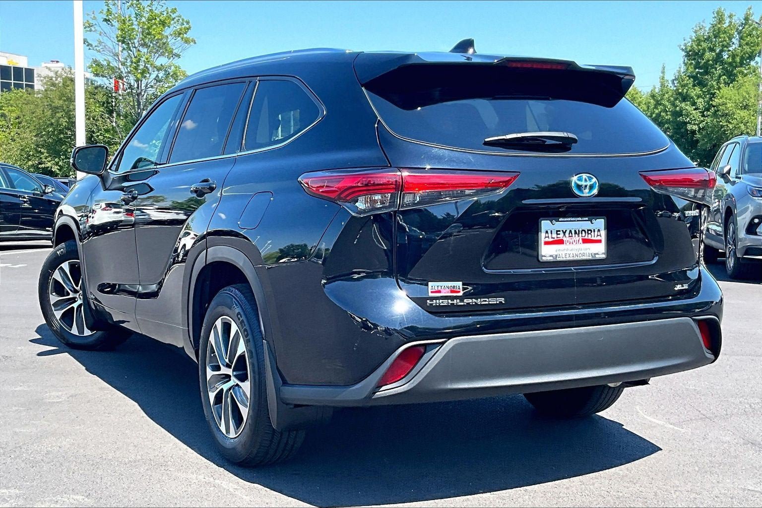 Used 2021 Toyota Highlander XLE AWD/4WD image 11