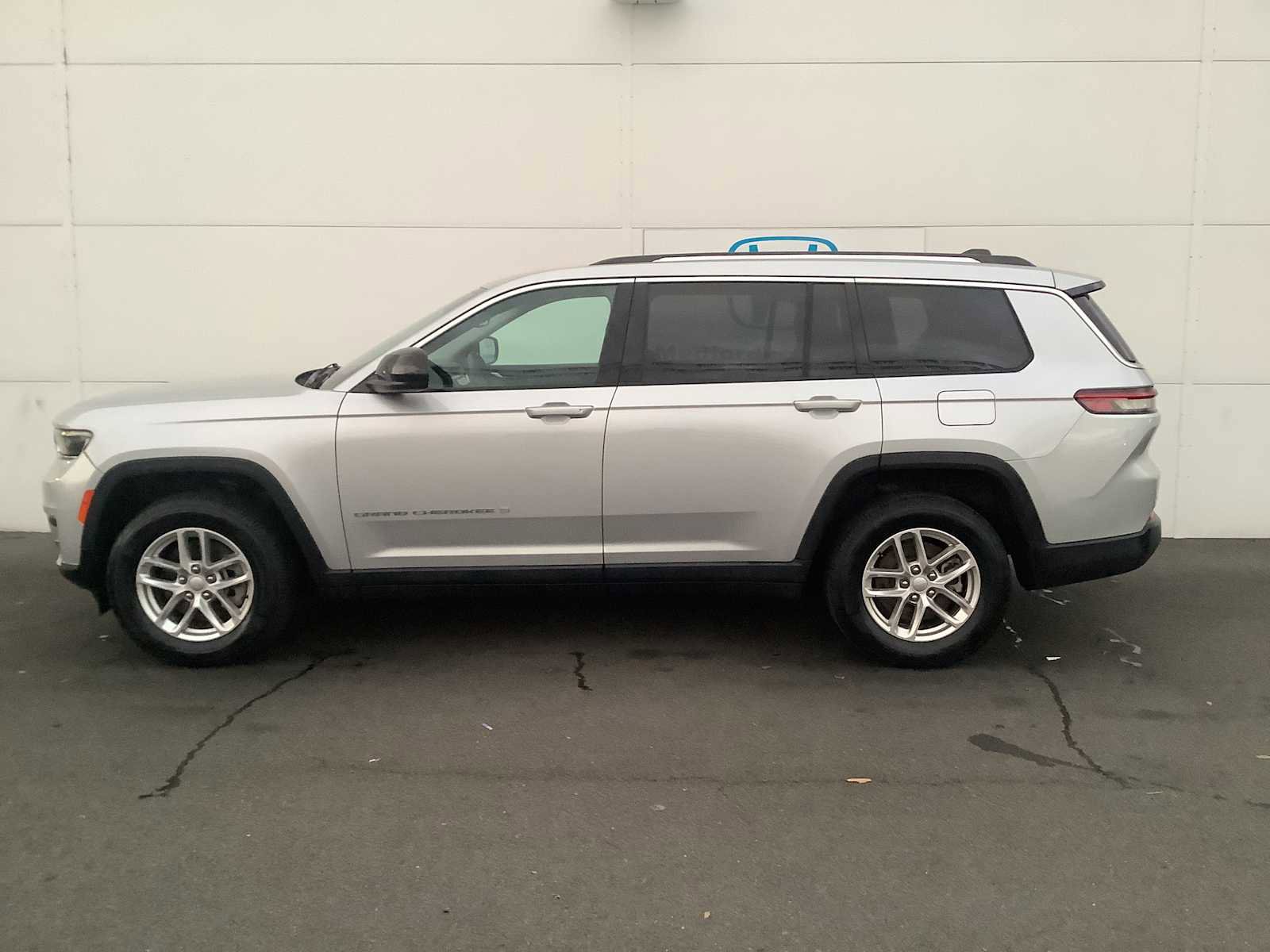 Used 2023 Jeep Grand Cherokee L Laredo image 3
