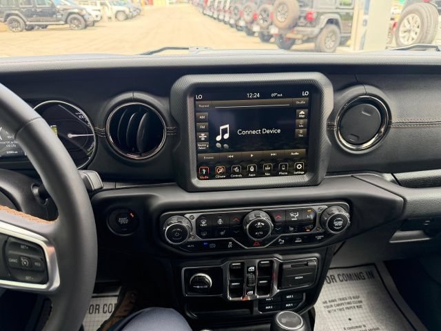 Used 2023 Jeep Wrangler Unlimited Sahara AWD/4WD image 15