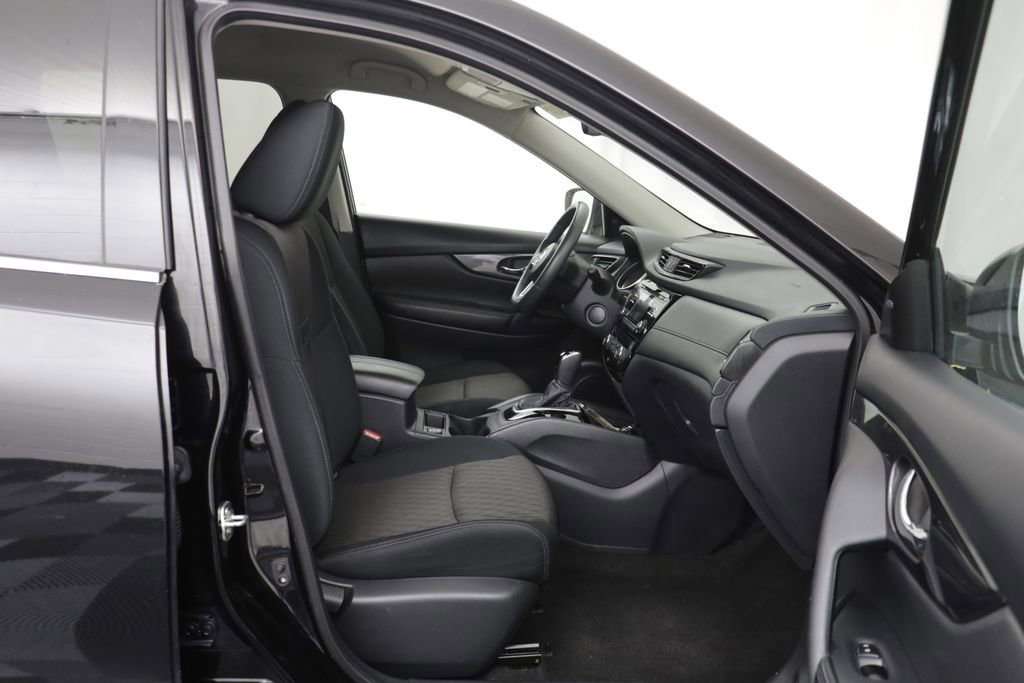 Used 2017 Nissan Rogue SV image 19