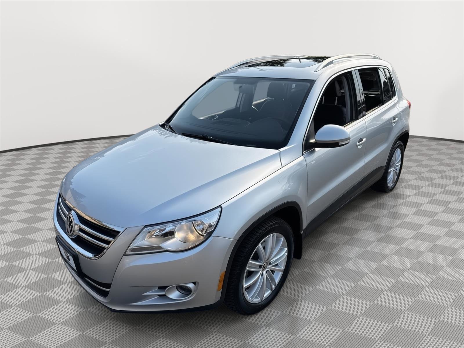 Used 2011 Volkswagen Tiguan SE image 2