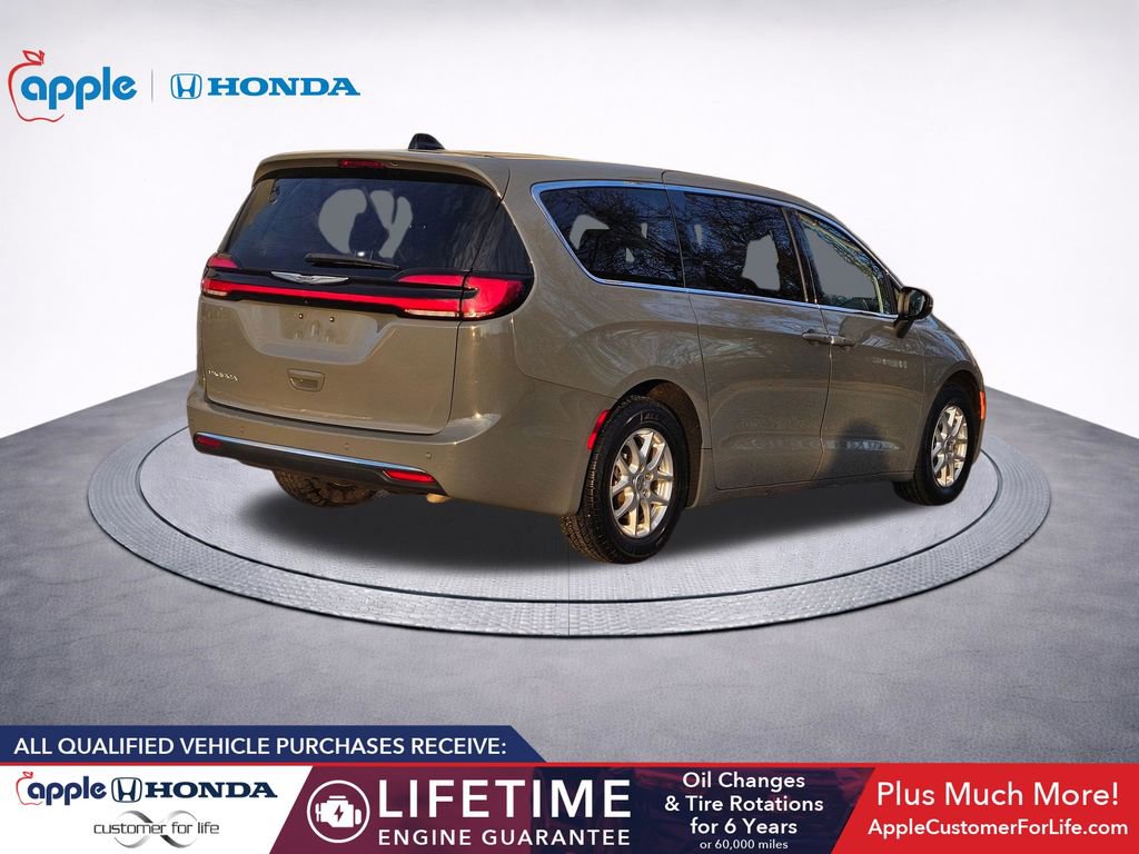 Used 2023 Chrysler Pacifica Touring-L image 8