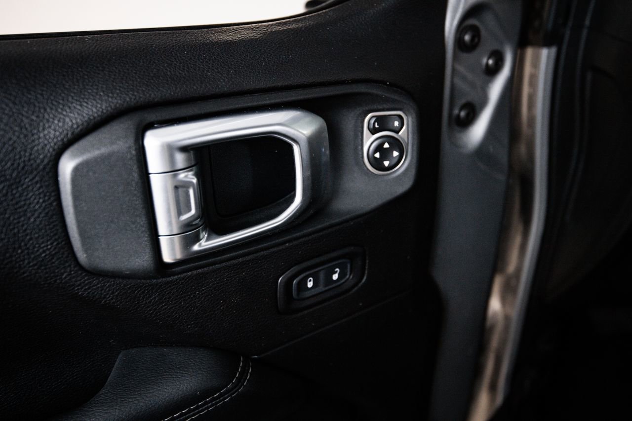 Used 2020 Jeep Wrangler Unlimited Sahara AWD/4WD image 21