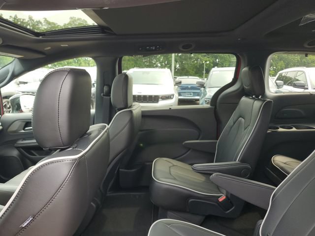 New 2027 Chrysler Pacifica Limited w/ Family Tech Group AWD/4WD image 10