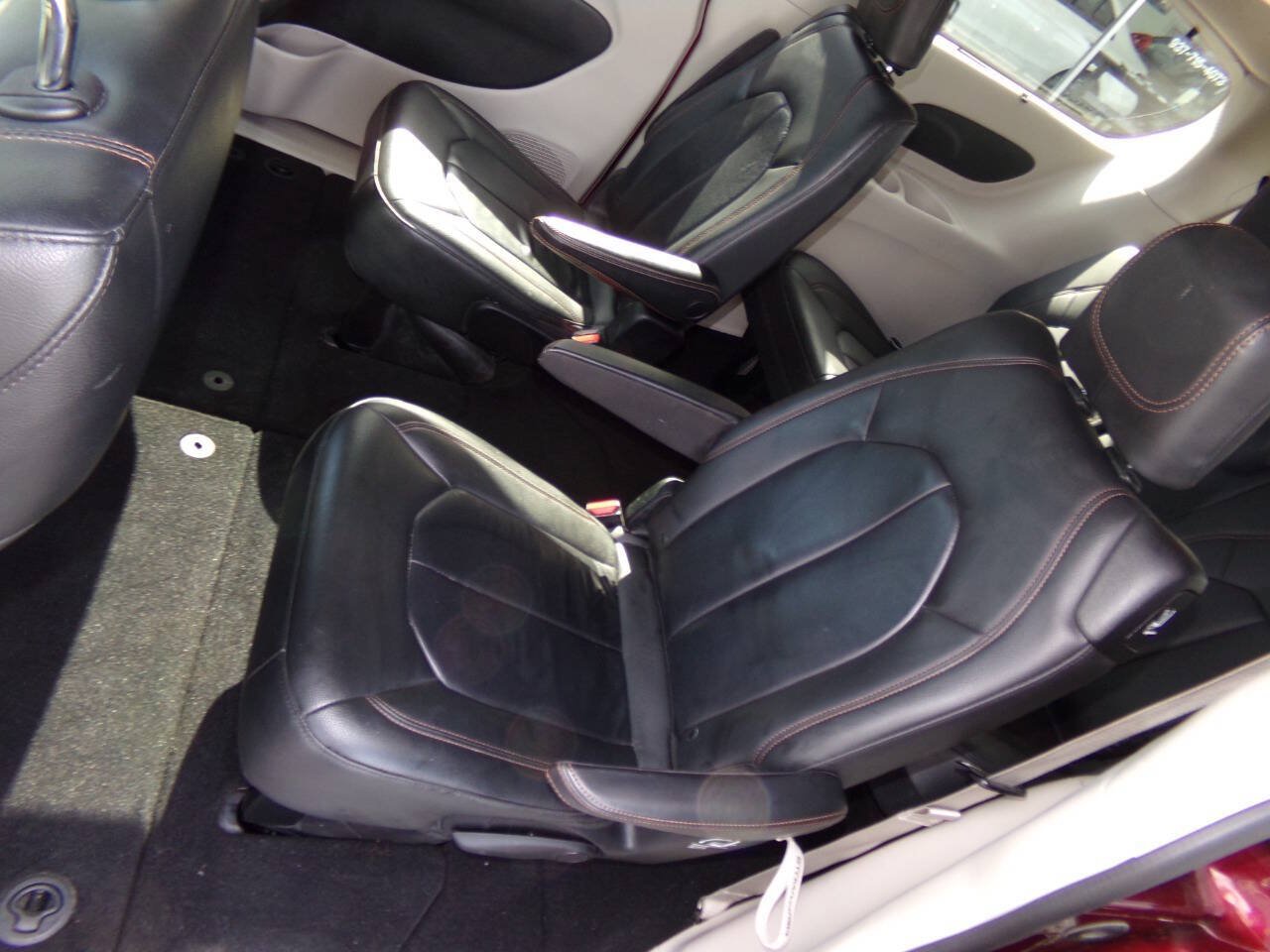 Used 2017 Chrysler Pacifica Touring-L w/ Tire & Wheel Group FWD image 15