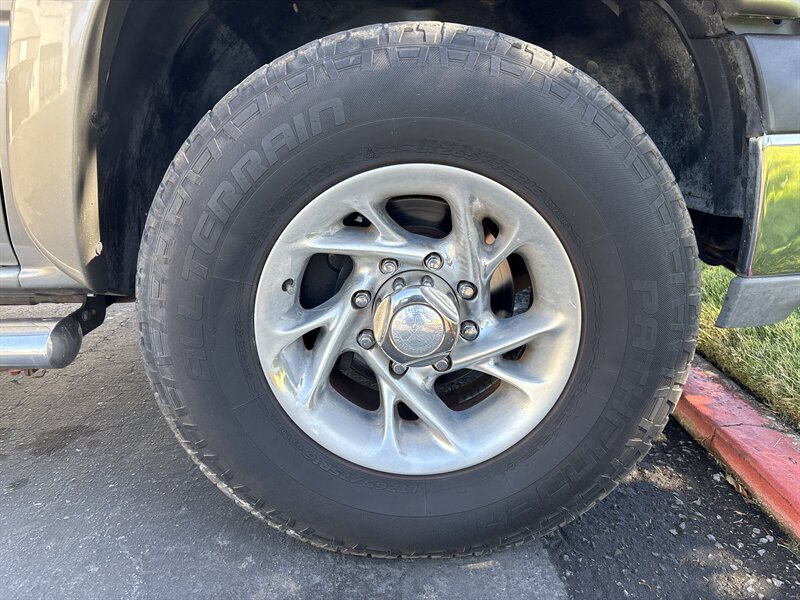 Used 2000 Chevrolet Silverado 2500 LS w/ Firm Ride Suspension Pkg AWD/4WD image 13