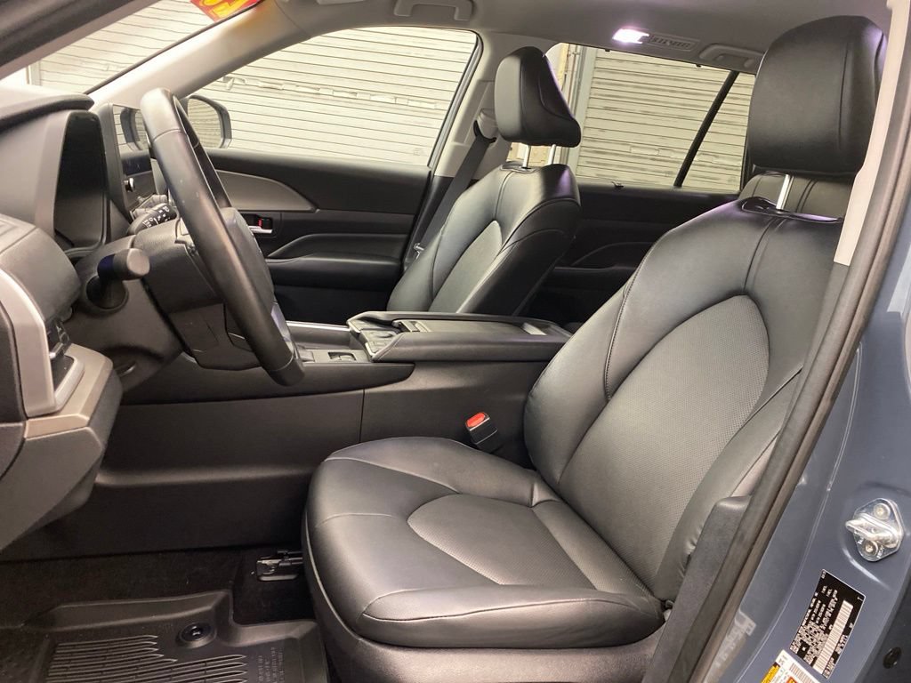 Used 2025 Toyota Grand Highlander AWD image 19