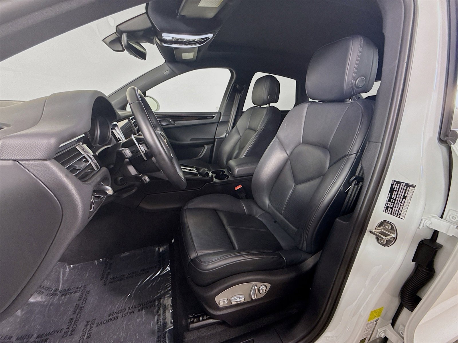 Certified 2024 Porsche Macan image 5