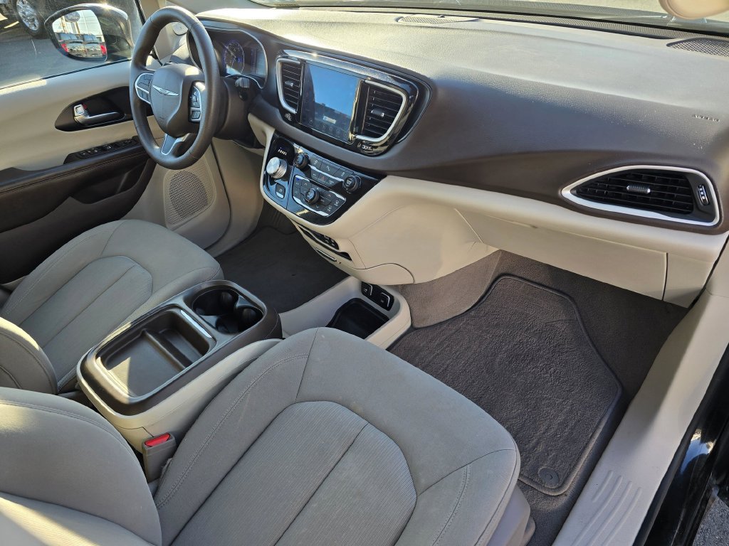 Used 2020 Chrysler Pacifica Touring w/ Tire & Wheel Group FWD image 17