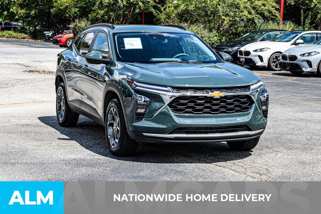 Used 2025 Chevrolet Trax LT FWD image 4