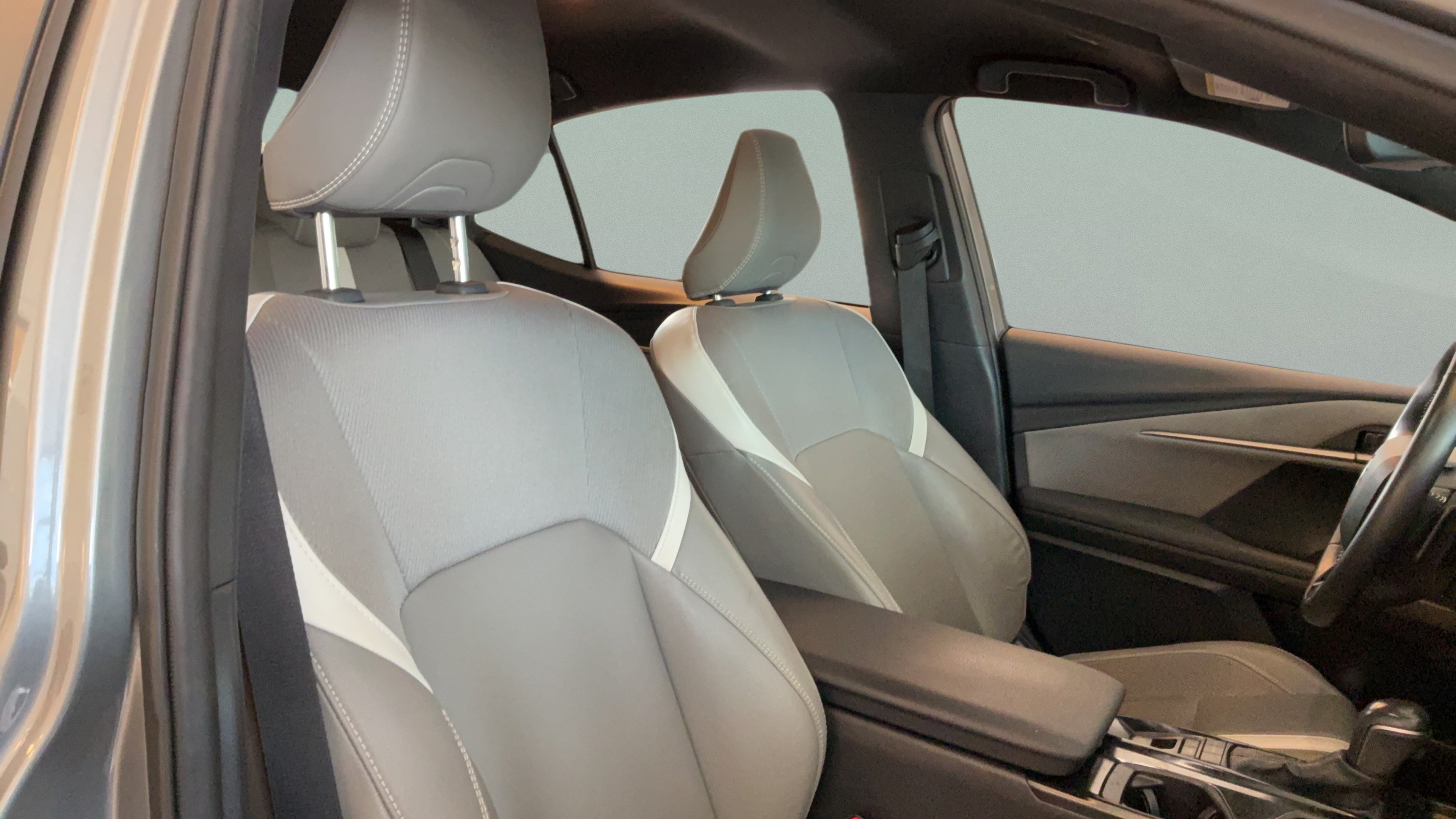 Used 2025 Toyota Camry SE w/ Convenience Package FWD image 33