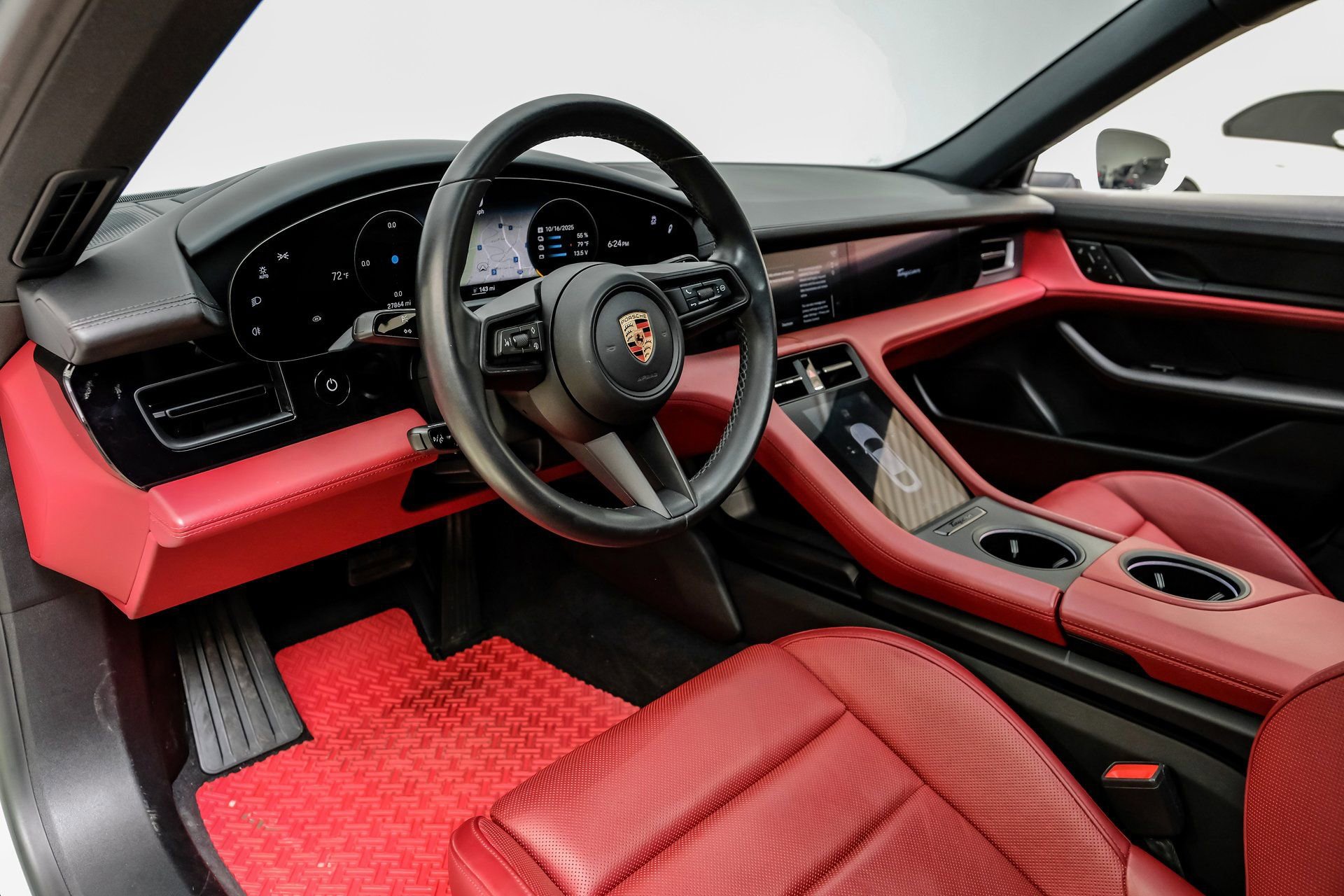 Used 2023 Porsche Taycan image 3